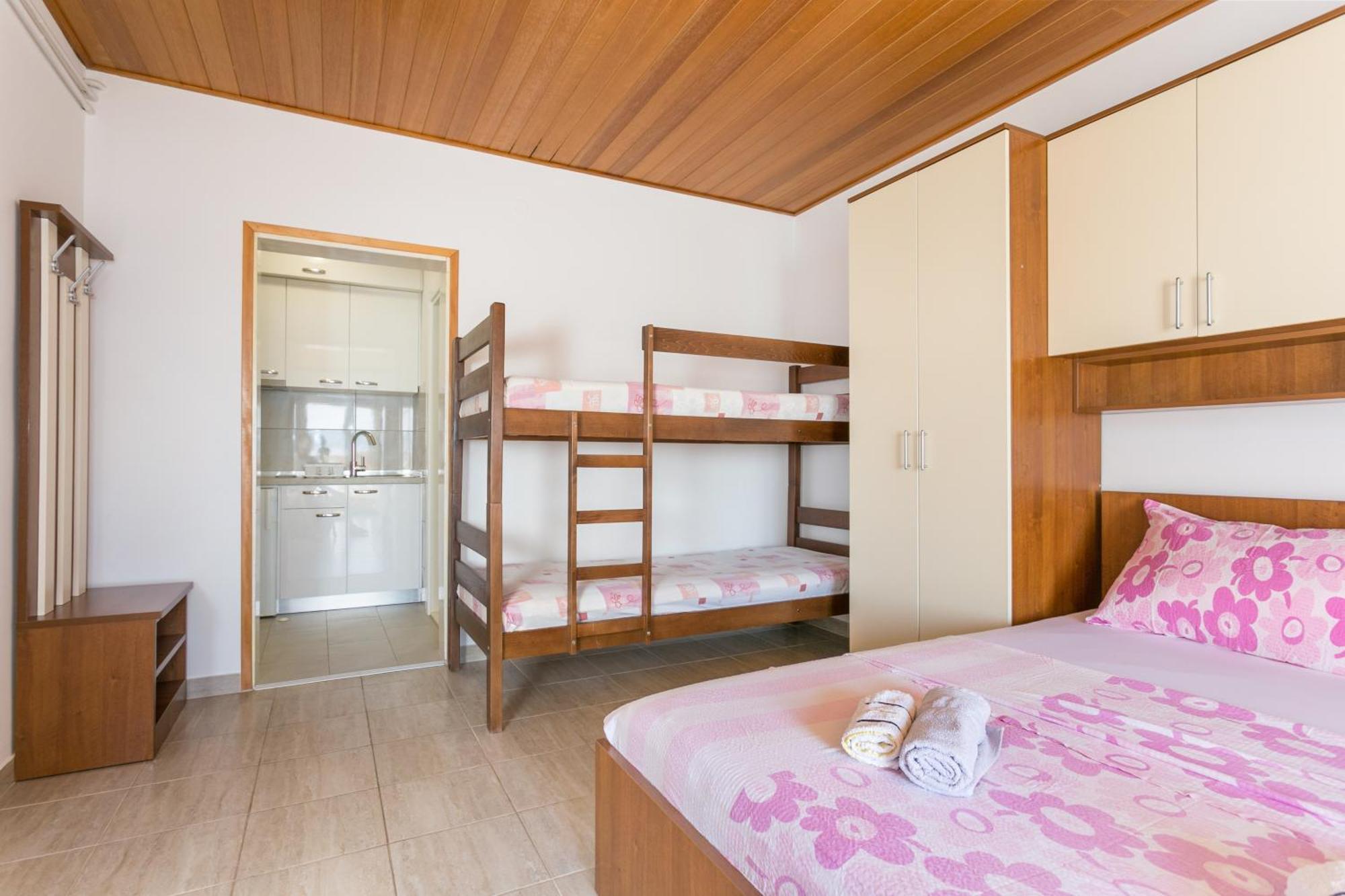 Apartments By The Sea Brela, Makarska - 18356 חדר תמונה